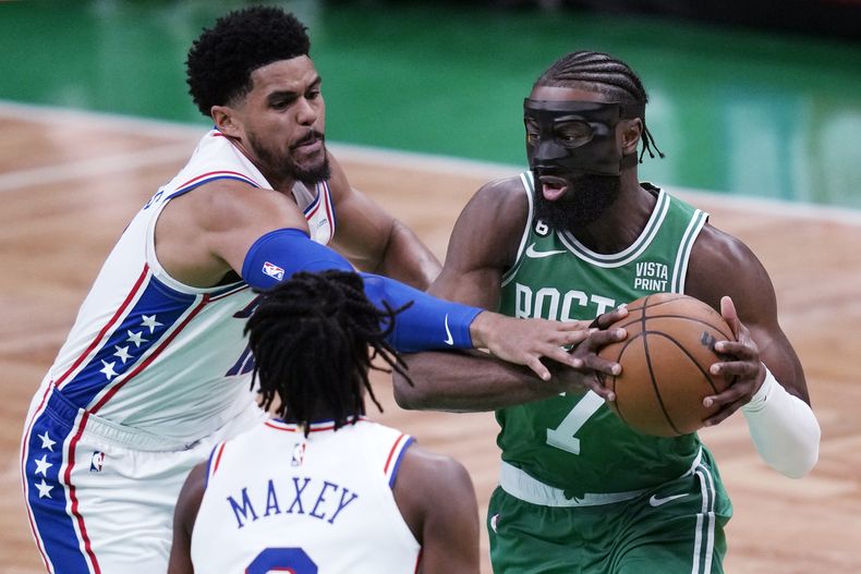 Jaylen Brown, de los Celtics de Boston, avanza hacia la cesta frente a Tobias Harris y Tyrese Maxey, de los 76ers de Filadelfia, en el duelo de postemporada disputado el miércoles 3 de mayo de 2023 (AP Foto/Charles Krupa)
