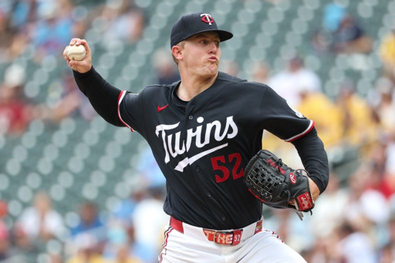 El abridor de los Mellizos de Minnesota Zebby Matthews lanza en la primera entrada ante los Medias Blancas de Chicago el domingo 30 de agosto del 2026. (AP Foto/Matt Krohn)