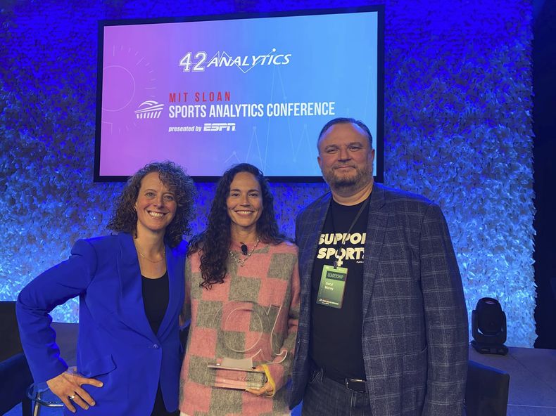 En esta foto de marzo de 2023, distribuida por la Sloan Sports Analytics Conference, posan de izquierda a derecha Jessica Gelman, Sue Bird y Daryl Morley, tras la entrega de un premio a la segunda en Boston (Jeff Pinette/Sloan Sports Analytics Conference via AP)