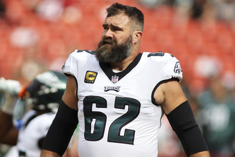 ARCHIVO - Jason Kelce, pívot de los Eagles de Filadelfia, espera el comienzo de un partido ante los Commanders de Washington, el domingo 29 de octubre de 2023, en Landover, Maryland (AP Foto/Daniel Kucin Jr., archivo)