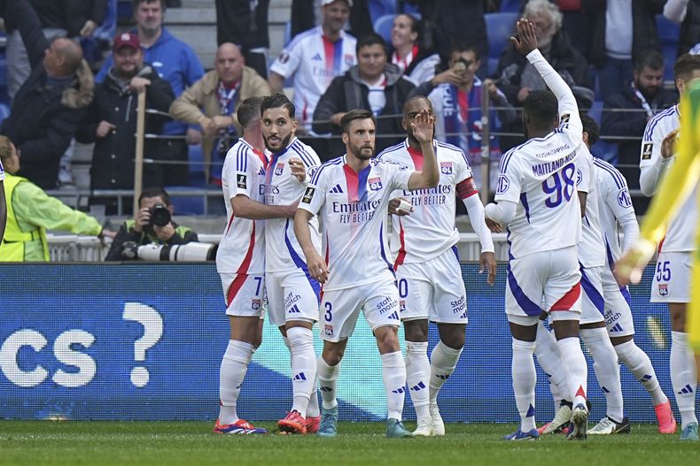 Nicolás Tagliafico (3) de Lyon tras anotar el primer gol en la victoria 2-0 ante Nantes en la liga francesa, el domingo 6 de octubre de 2024, en Decines. (AP Foto/Laurent Cipriani)