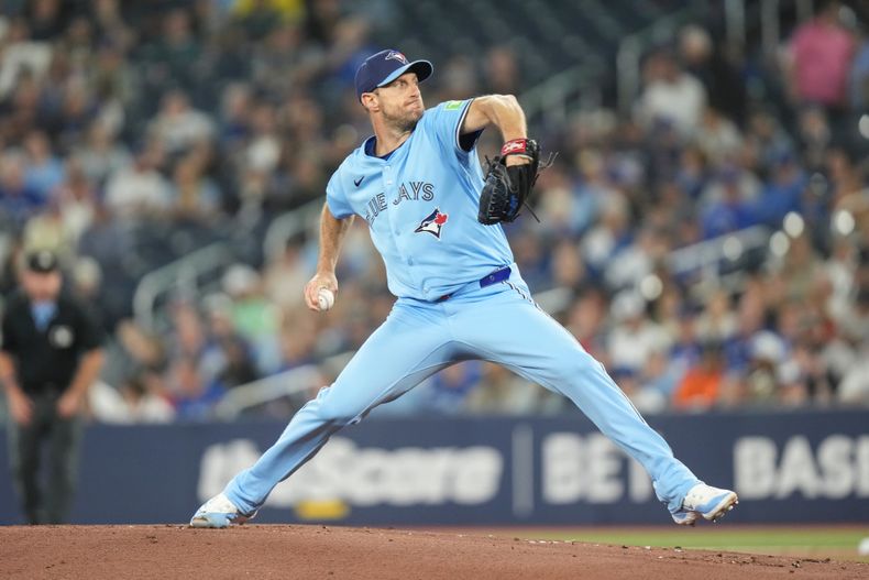 El lanzador de los Azulejos de Toronto Max Scherzer trabaja la primera entrada ante los Medias Rojas de Boston el miércoles 24 de septiembre del 2025. (Chris Young/The Canadian Press via AP)