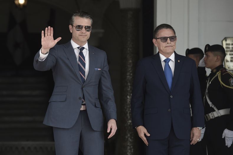 El secretario de Defensa de Estados Unidos, Pete Hegseth, saluda a la prensa mientras permanece junto al ministro de Seguridad panameño, Frank Abrego, antes de reunirse con el presidente panameño José Raúl Mulino en el palacio presidencial de la Ciudad de Panamá, el martes 8 de abril de 2025. (AP Foto/Agustín Herrera)