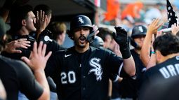 El cubano Miguel Vargas, de los Medias Blancas de Chicago, festeja luego de conseguir un jonrón de dos carreras ante los Tigres de Detroit, el viernes 14 de agosto de 2026 (AP Foto/Paul Sancya)
