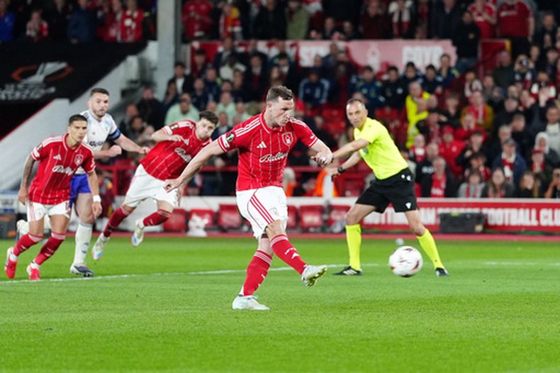 Chris Wood del Nottingham Forest anota un penal en el encuentro de ida de las semifinal de la Liga Europa ante el Aston Villa el jueves 30 de abril del 2026. (David Davies/PA via AP)