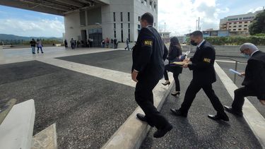 agentes especiales del nie diligencian orden de allanamiento en el municipio de caguas