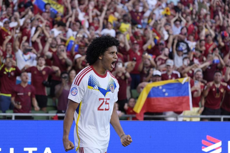 Eduard Bello celebra tras anotar el segundo gol de Venezuela en la victoria 3-0 ante Jamaica en el Grupo B de la Copa América, el domingo 30 de junio de 2024, en Austin, Texas. (AP Foto/Eric Gay)