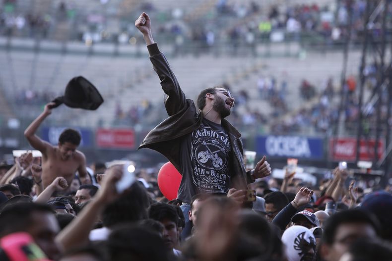 ARCHIVO – Admiradores gritan durante la presentación de la banda colombiana Doctor Krápula en la 18ª edición del festival Vive Latino en la Ciudad de México el 18 de marzo de 2017. (Foto AP/Christian Palma, archivo)