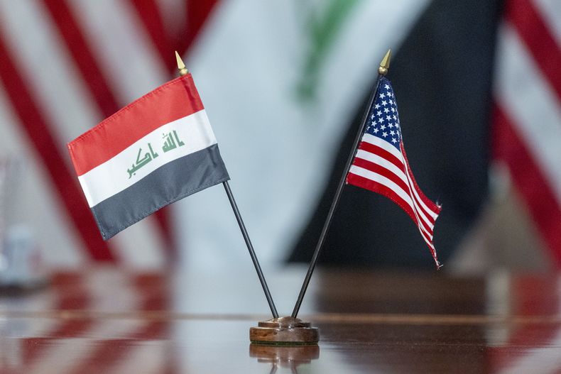 Las banderas de Irak y de Estados Unidos yacen sobre una mesa durante una reunión entre el secretario de Defensa estadounidense Lloyd Austin y el ministro de Defensa iraquí, Muhammad Al-Abbasi, el martes 23 de julio de 2024, en el Pentágono, en Washington. (AP Foto/Alex Brandon)