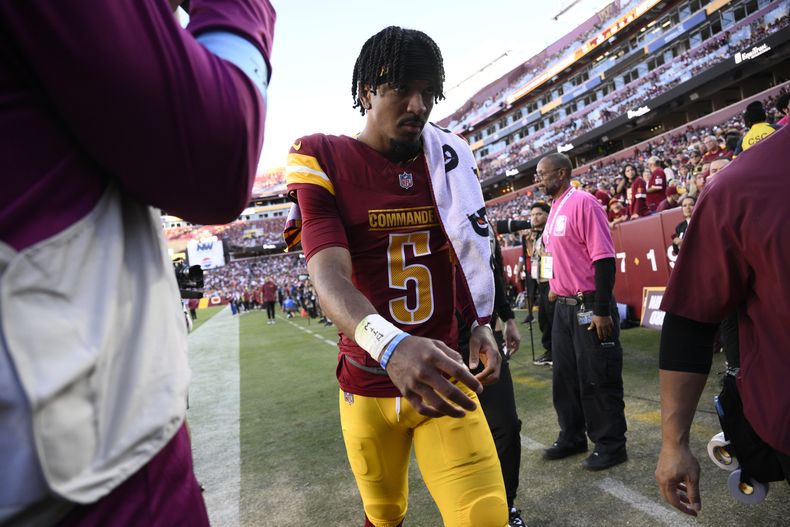Jayden Daniels, quarterback de los Commanders de Washington, camina fuera del campo después de resultar lesionado durante la primera mitad del partido de la NFL en contra de los Panthers de Carolina, el domingo 20 de octubre de 2024, en Landover, Maryland. (AP Foto/Nick Wass)