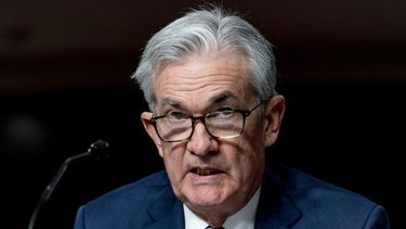 Powell dice que inflación afecta a consumidores y empresas