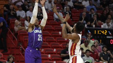 Hornets vencen a Heat, que posterga clasificación