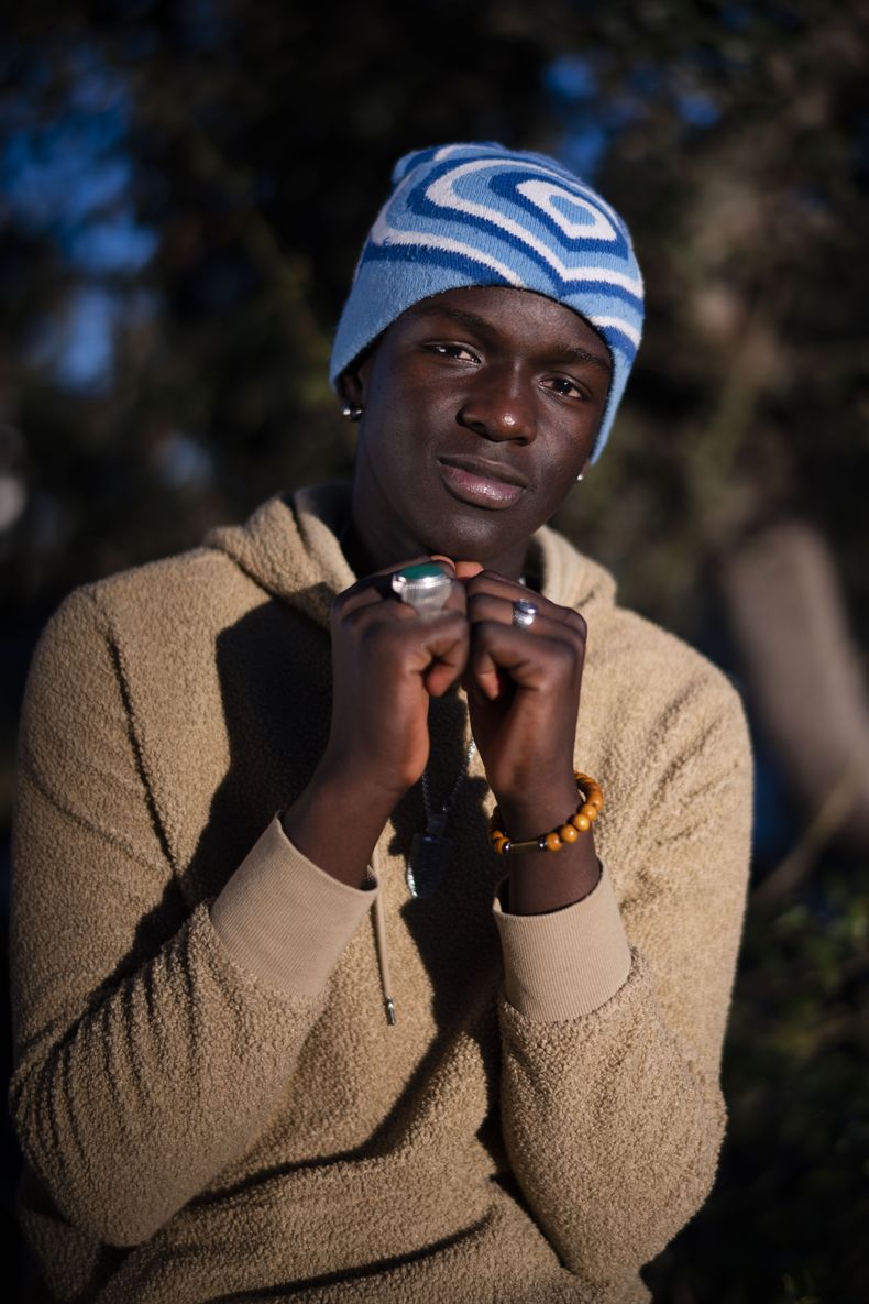 El actor senegalés Seydou Sarr posa para promover la película Io Capitano (Yo captán) en Fregene, cerca de Roma, el sábado 3 de febrero de 2024. Sarr actúa el filme de Matteo Garrone nominado en la 96a entrega de los Premios de la Academia en la categoría de largometraje internacional. La película está inspirada en la travesía de Mamadou Kouassi, un migrante que hizo el viaje desde su natal Costa de Marfil a Italia y ahora dedica su vida a trabajar con inmigrantes en Castel Volturno, en el sur de Italia. (Foto AP/Domenico Stinellis)