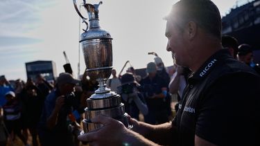 El neozelandés Ryan Fox posa con el trofeo Claret Jug tras ganar el Campeonato del Abierto Británico de Golf en el club de golf Royal Birkdale, en Southport, Inglaterra, el domingo 19 de julio de 2026. (Foto AP/David Goldman)