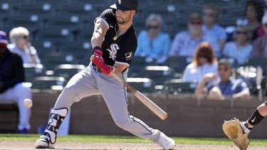 ARCHIVO - Andrew Benintendi, de los Medias Blancas de Chicago, hace un swing durante el juego de pretemporada del martes 25 de febrero de 2025, ante los Rockies de Colorado (AP Foto/Ross D. Franklin, archivo)