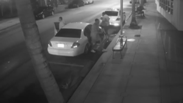 policia de miami beach busca a  tres sujetos que asaltaron a un guardia de seguridad