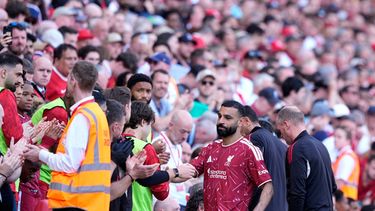 Mohamed Salah, de Liverpool, es sustituido en su última aparición con el equipo de la Liga Premier contra Brentford, el domingo 24 de mayo de 2026, en Liverpool, Inglaterra. (Peter Byrne/PA via AP)