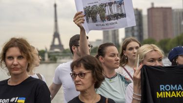 Un grupo de personas realiza un acto para llamar la atención sobre los cientos de deportistas y entrenadores ucranianos que han muerto como resultado de la invasión rusa, el miércoles 31 de julio de 2024, en París (AP Foto/Hanna Arhirova)