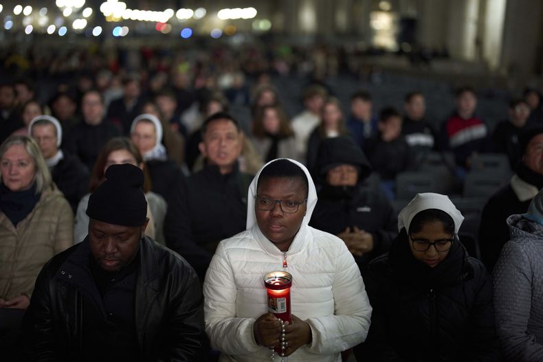 Fieles católicos participan en el rezo del rosario por la salud del papa Francisco, en la plaza de San Pedro del Vaticano, el 6 de marzo de 2025. (AP Foto/Francisco Seco)