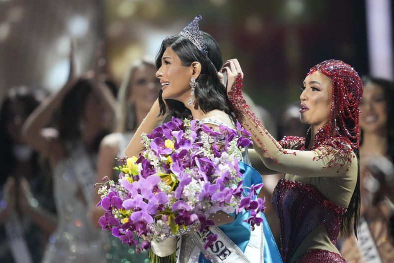 Miss Universo 2022 RBonney Gabriel ajusta la corona a Miss Nicaragua Sheynnis Palacios tras ganar la 72a edición de Miss Universo en San Salvador, El Salvador, el sábado 18 de noviembre de 2023. (Foto AP/Moises Castillo)