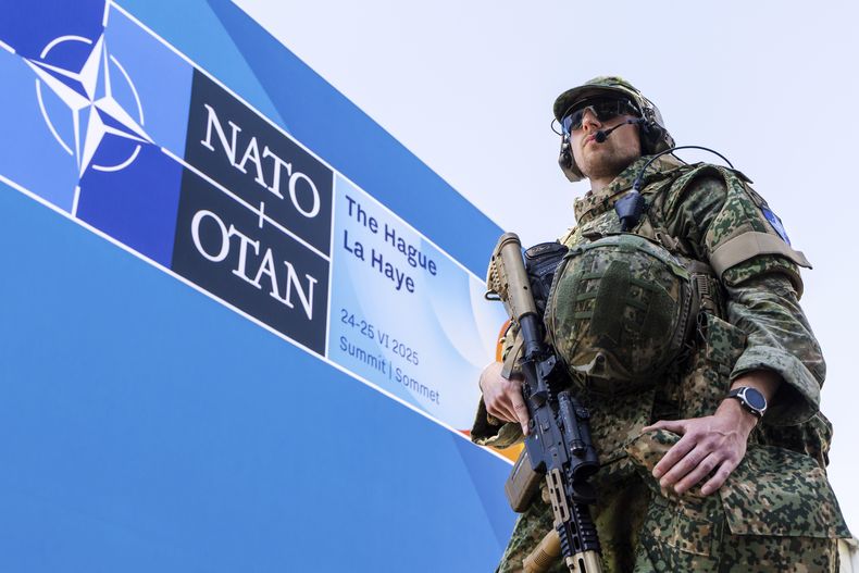 Un militar patrulla las inmediaciones del lugar donde se celebrará la cumbre de la OTAN, en La Haya, Holanda, el 23 de junio de 2025. (AP Foto/Geert Vanden Wijngaert)