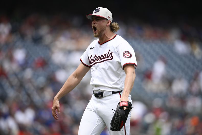 El abridor de los Nacionales de Washington Jake Irvin reacciona tras ponchar a Tyrone Taylor de los Mets de Nueva York en el encuentro del jueves 4 de julio del 2024. (AP Foto/Nick Wass)