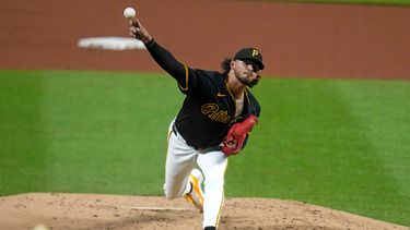 El lanzador de los Piratas de Pittsburgh, Jared Jones, realiza un lanzamiento durante la sexta entrada de un partido de béisbol contra los Cardenales de San Luis en Pittsburgh, el martes 22 de septiembre de 2026. (Foto AP/Gene J. Puskar)