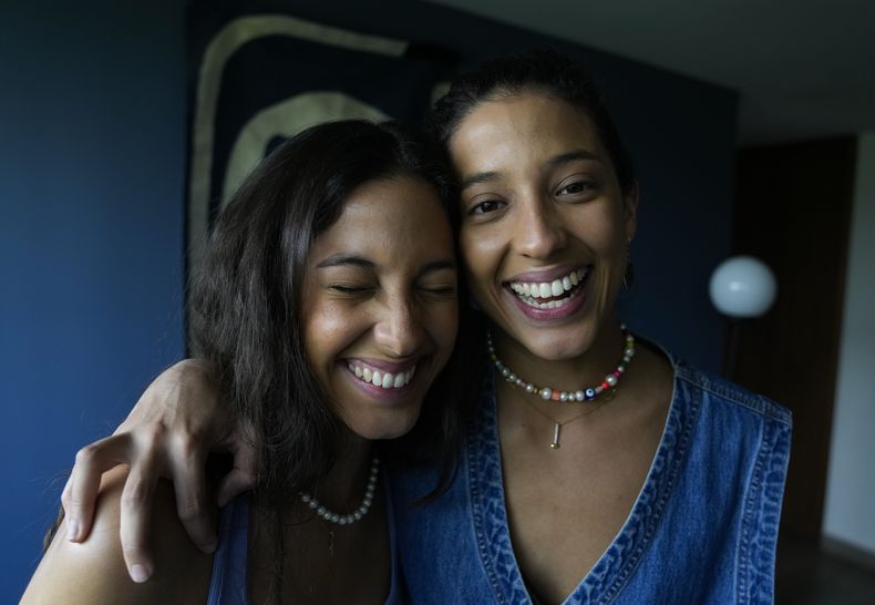 Las gemelas Valeria, izquierda, y Valentina del dúo colombiano Vale ríen durante una entrevista en la Ciudad de México el miércoles 26 de abril de 2023. Vale reveló las inspiraciones de su álbum debut “A contraluz, el cual incluye canciones compuestas durante su adolescencia y otras creadas en colaboración con otros artistas, incluyendo el legendario Elvis Costello. (Foto AP/Fernando Llano)