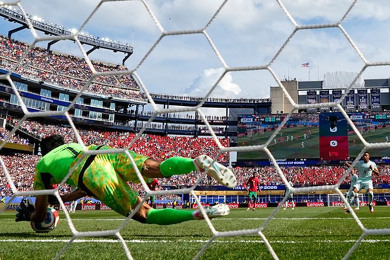 El arquero marroquí Sassine Bounou (1) ataja un penal al delantero francés Kylian Mbappé durante el partido de cuartos de final del Mundial, el jueves 9 de julio de 2026, en Foxborough Massachusetts. (AP Foto/Martin Meissner)