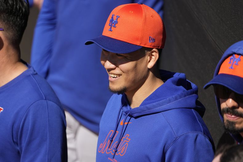 Kodai Senga, lanzador de los Mets de Nueva York, sonríe duranta un entrenamiento de primavera, el martes 20 de febrero de 2024, en Port St. Lucie, Florida. (AP Foto/Jeff Roberson)