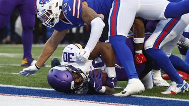 Vikings sorprenden 33-30 a Bills; costosos errores de Allen