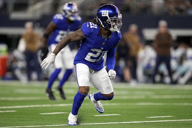 ARCHIVO - El safety de los Giants de Nueva York, Bobby McCain (21), contra los Cowboys de Dallas en Arlington, Texas, el sábado 12 de noviembre de 2023. Los Vikings de Minnesota firmaron al veterano el lunes 29 de julio de 2024, aún buscando profundidad y experiencia para su línea secundaria. (AP Foto/Tony Gutiérrez, Archivo)