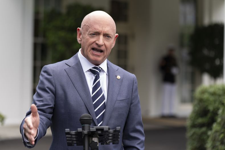 ARCHIVO - El senador Mark Kelly, demócrata por Arizona, habla sobre la frontera sur del país en la Casa Blanca, el martes 4 de junio de 2024, en Washington. (AP Foto/Manuel Balce Ceneta, Archivo)