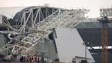 americateve | Destrozos causados el 27 de noviembre del 2013 por el derrumbe de una gr&uacute;a en el estadio Itaquerao a ser usado en la Copa Mundial de f&uacute;tbol del a&ntilde;o que viene. El ministerio del Trabajo de estado de Sao Paulo dijo que el operador de la