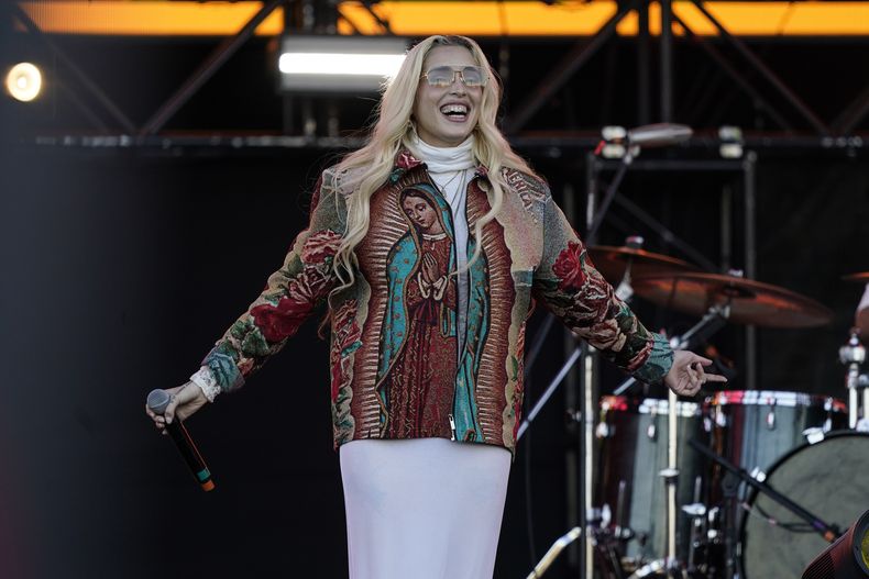 La cantante de origen venezolano Elena Rose durante su concierto en el Coca-Cola Flow Fest en la Ciudad de México el sábado 23 de noviembre de 2024. (Foto AP/Félix Márquez)