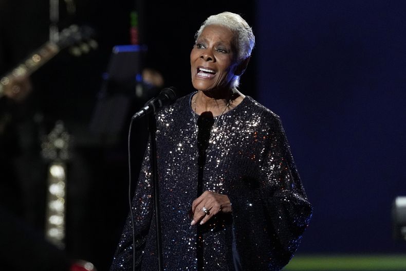 ARCHIVO - Dionne Warwick durante su presentación en la gala MusiCares Person of the Year en honor a Berry Gordy y Smokey Robinson en el Centro de Convenciones de Los Angeles el 3 de febrero de 2023. (Foto AP/Chris Pizzello, archivo)