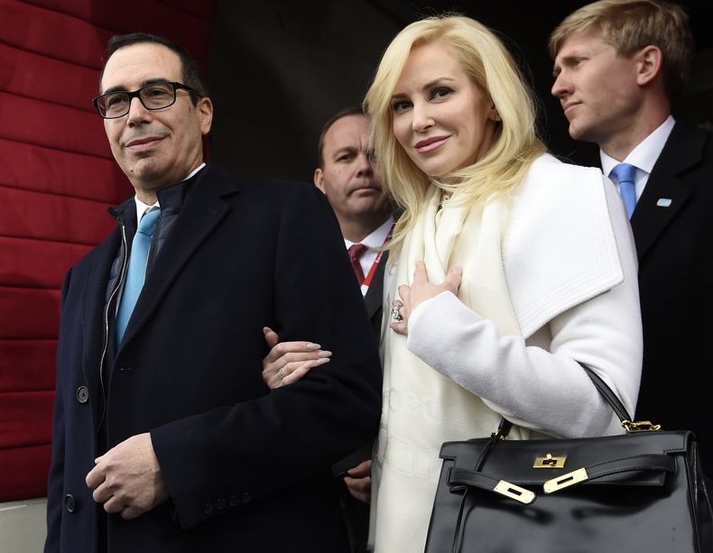 AMN-GEN_MNUCHIN_ESPOSA-0.jpg