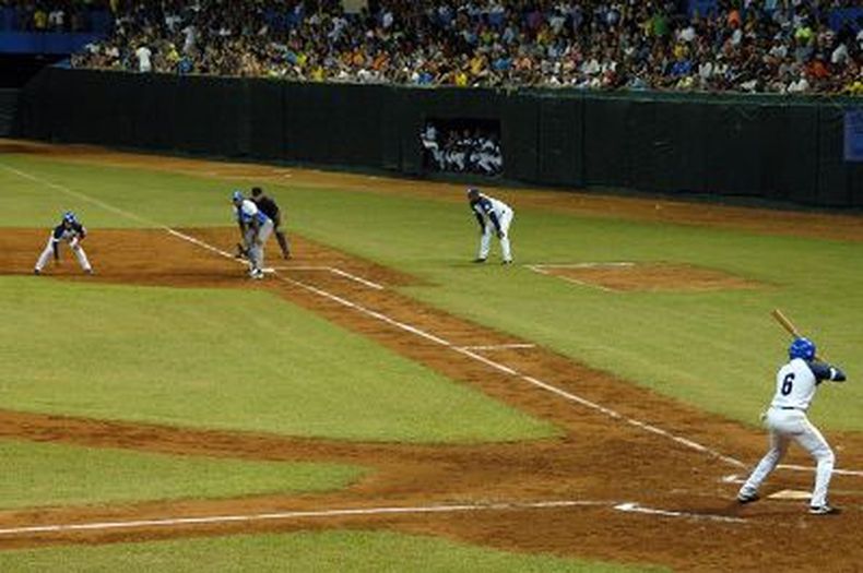 Impenetrable picheo combinado sirvió para que Holguín blanqueara a Industriales en el estadio Calixto García de esta ciudad, 1 carrera por 0, para así asegurar su primera subserie de la presente temporada 54 de la pelota cubana.