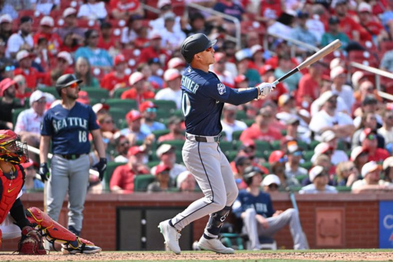 Rob Refsnyder, centro, de los Marineros de Seattle, observa su cuadrangular frente a los Cardenales de San Luis durante la novena entrada del juego de béisbol de Grandes Ligas, el domingo 26 de abril de 2026, en San Luis. (AP Foto/Jeff Le)