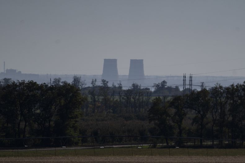 ARCHIVO - Vista de la planta nuclear de Zaporiyia desde 20 kilómetros de distancia en una zona de la región de Dnipropetrovsk, Ucrania, 17 de octubre de 2022. (AP Foto/Leo Correa, File)