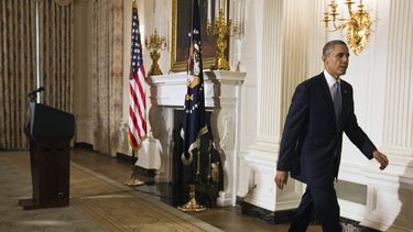 americateve | Fotograf&iacute;a de archivo del jueves 17 de octubre de 2013, del presidente Barack Obama partiendo despu&eacute;s de hablar en el comedor de Estado de la Casa Blanca, en Washington. (Foto AP/Jacquelyn Martin)