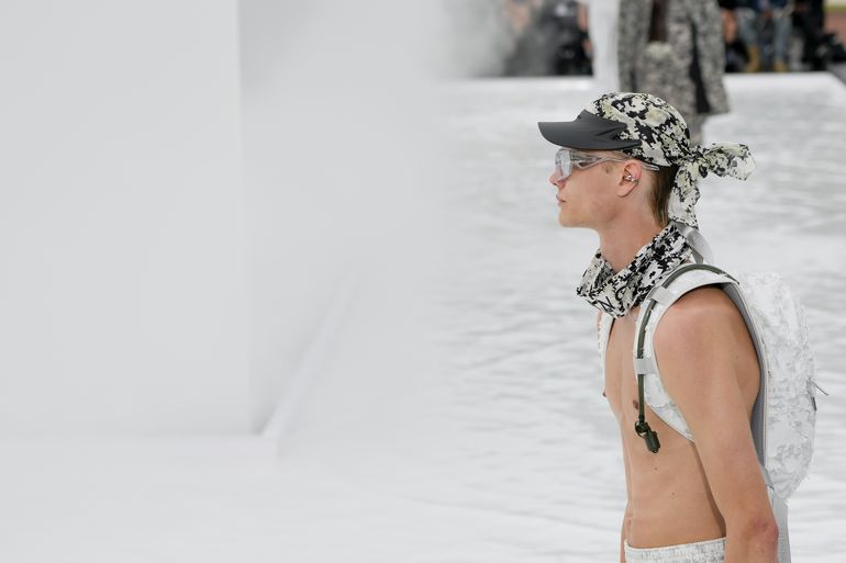 Modelos de Givenchy caminan sobre el agua en Semana de París