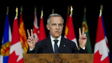 El primer ministro de Canadá, Mark Carney, celebra una conferencia de prensa tras una reunión de primero ministros en el Museo Nacional de Guerra, el viernes 21 de marzo de 2025. (Sean Kilpatrick/The Canadian Press via AP)