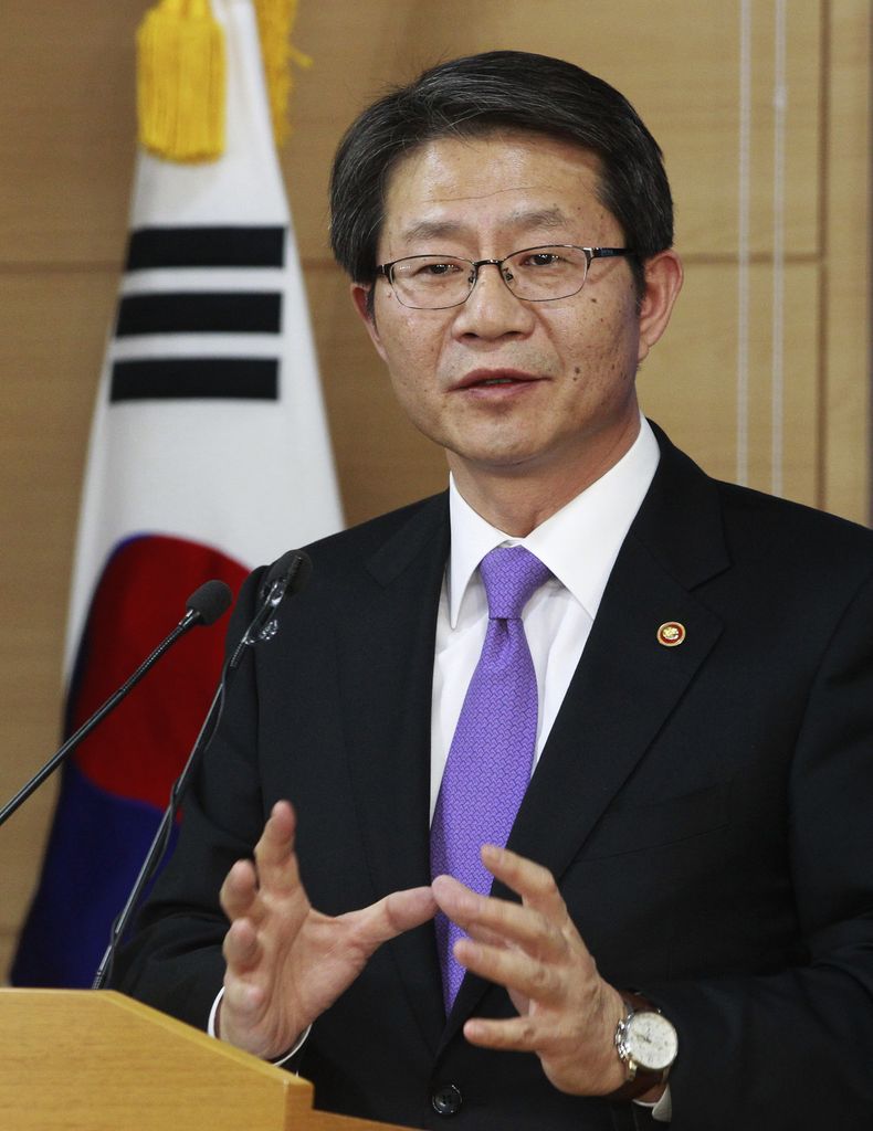 El ministro surcoreano para la Unificaci&oacute;n, Ryoo Kihl-jae, durante una conferencia de prensa en Se&uacute;l, Corea del Sur, el jueves 6 de febrero de 2013. El ministro dijo que Corea del Sur debe cumplir las fechas concertadas para que se efect&uac