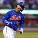 El puertorriqueño Francisco Lindor recorre las bases luego de conectar un jonrón ante los Filis de Filadelfia, en el duelo del martes 30 de mayo de 2023 (AP Foto/Frank Franklin II)