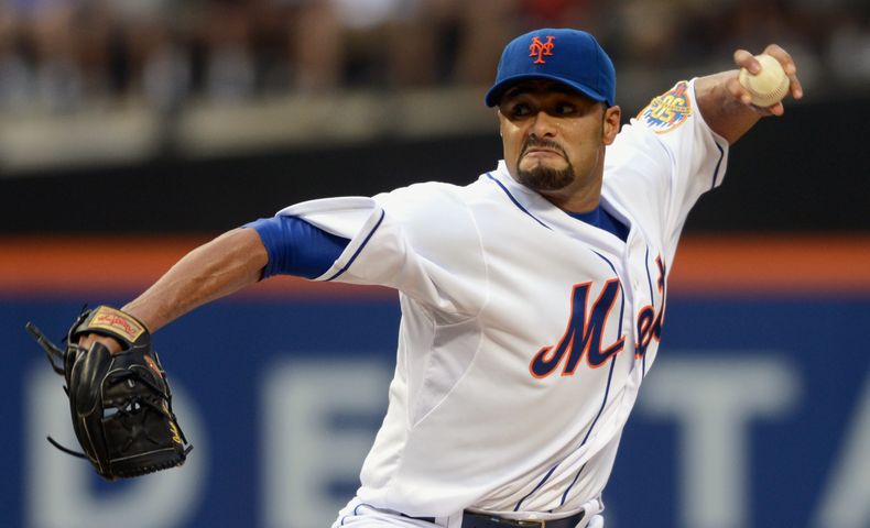 El pitcher venezolano de los Mets, Johan Santana, lanza el 11 de agosto de 2012 en Nueva York. Santana pact&oacute; con los Orioles de Baltimore, se anunci&oacute; el martes, 4 de marzo de 2014. (AP Photos/Henny Ray Abrams, file)