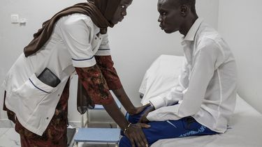 La estudiante de neurología Henriette Dieng examina a Abdou Diop, un paciente con una neuropatía genética, en la clínica Pedro Rodríguez en Dakar, Senegal, el 10 de enero del 2025. (AP foto/Annika Hammerschlag)