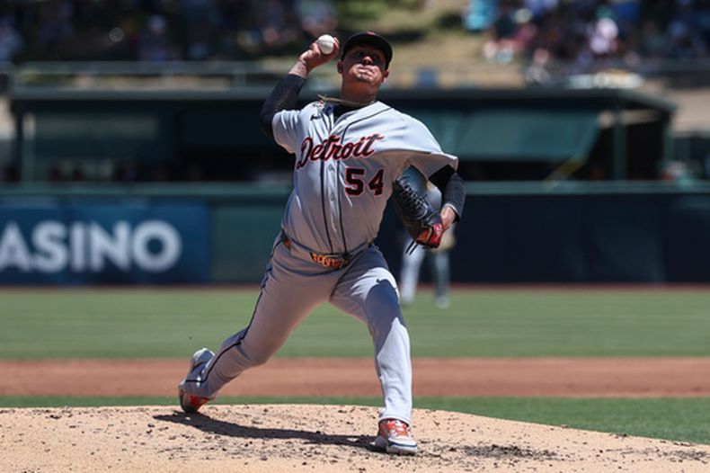 Keider Montero, lanzador de los Tigres de Detroit, trabaja durante la segunda entrada del juego de béisbol de Grandes Ligas contra los Atléticos, el domingo 2 de agosto de 2026, en West Sacramento, California. (AP Foto/Sara Nevis)