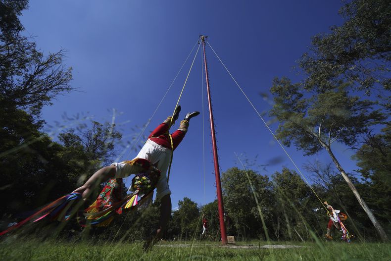 Hombres voladores de Papantla interpretan la Danza de los Voladores, en la Ciudad de México, el miércoles 20 de septiembre de 2023. (AP Foto/Marco Ugarte)