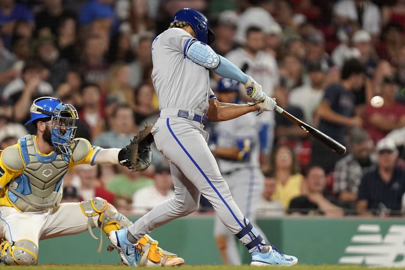 El puertorriqueño MJ Meléndez, de los Reales de Kansas City, batea un jonrón de tres carreras en el juego del martes 8 de agosto de 2023, ante los Medias Rojas de Boston (AP Foto/Steven Senne)